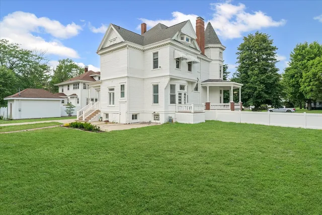 $325,000 | 242 West Center Street, Paxton, IL 60957