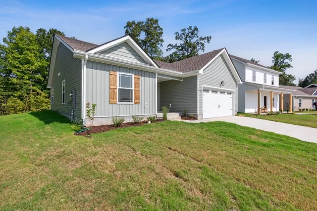 a view of a house with backyard