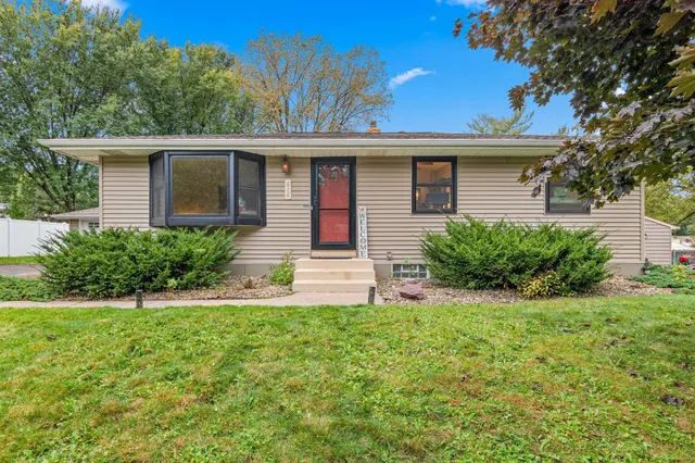 $339,900 | 616 Hattie Lane, Woodbury, MN 55125