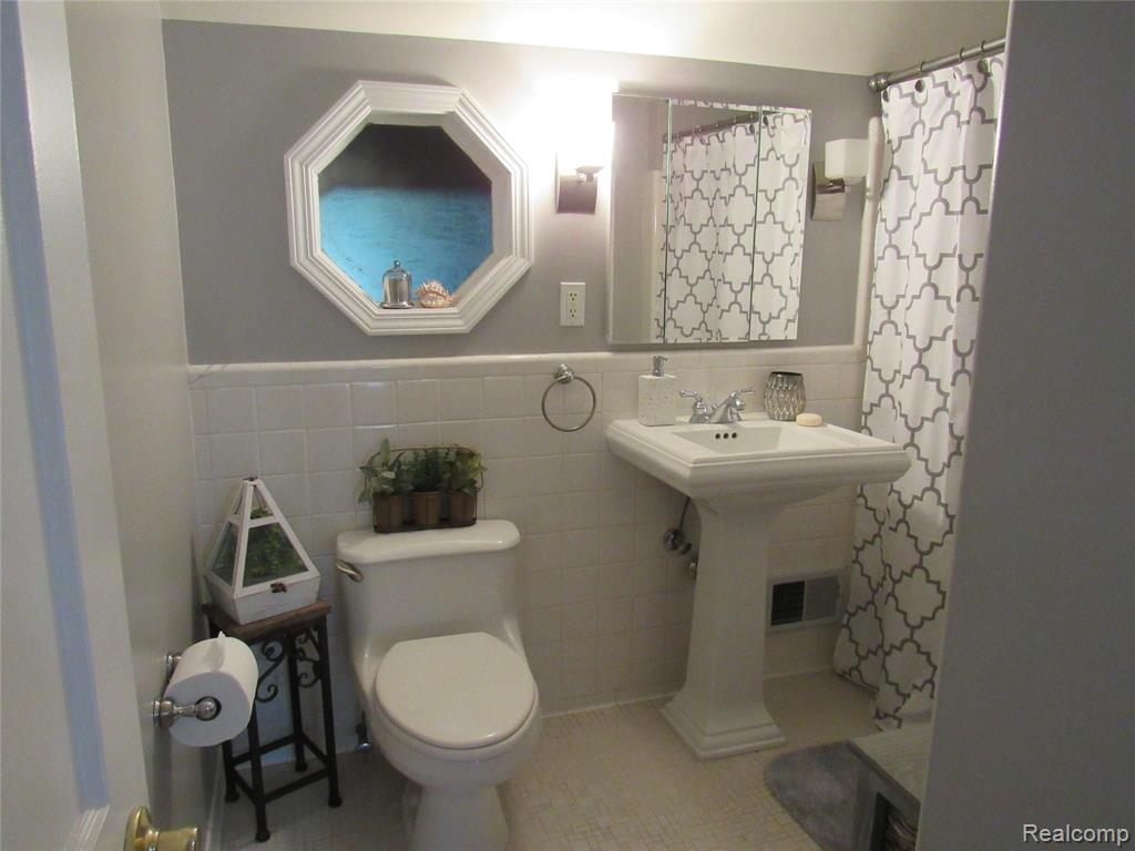 1635 Fairholme Road Grosse Pointe Woods, MI 48236 - Photo 26 of 42