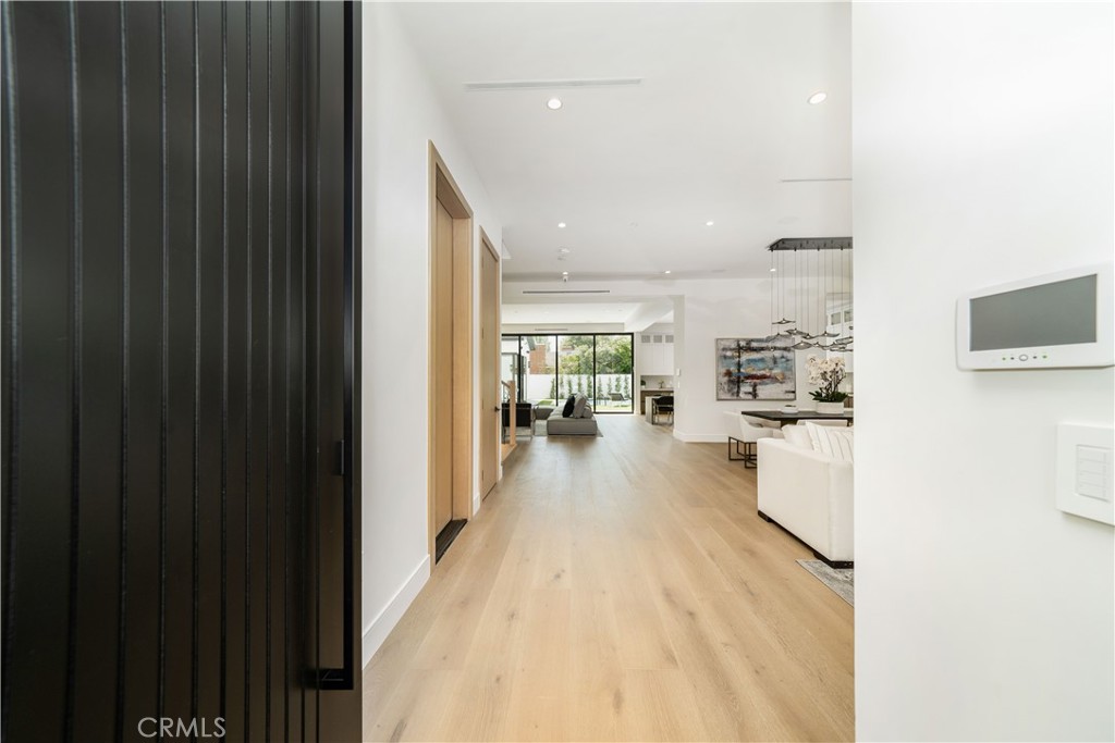 4919 Mammoth Avenue Sherman Oaks, CA 91423 - Photo 8 of 29 a view of a living room