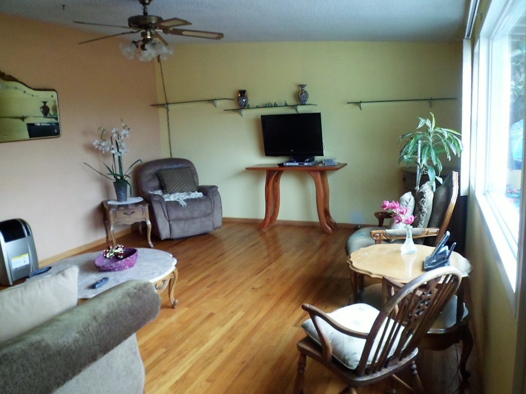 225 Knoll Road Vista, CA 92083 - Photo 3 of 24 Gallery Image 3