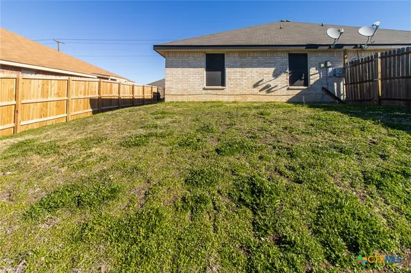 a view of a house with backyard and porch