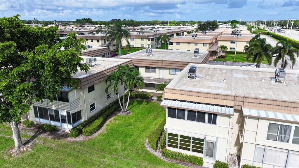 268 Saxony Circle, Unit 268 Delray Beach, FL 33446 - Photo 24 of 28 an aerial view of multiple houses with a yard