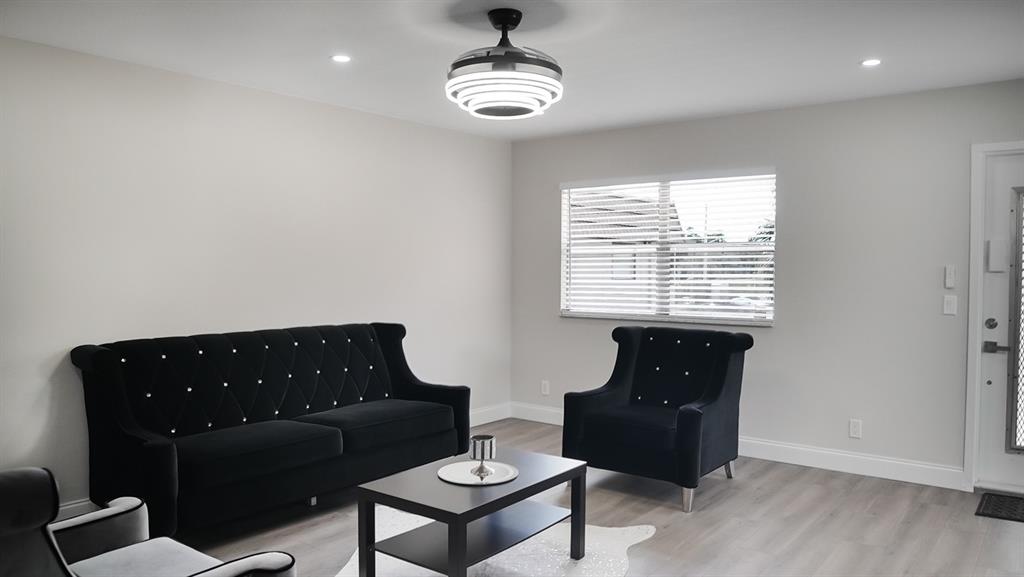 268 Saxony Circle, Unit 268 Delray Beach, FL 33446 - Photo 7 of 28 a living room with furniture