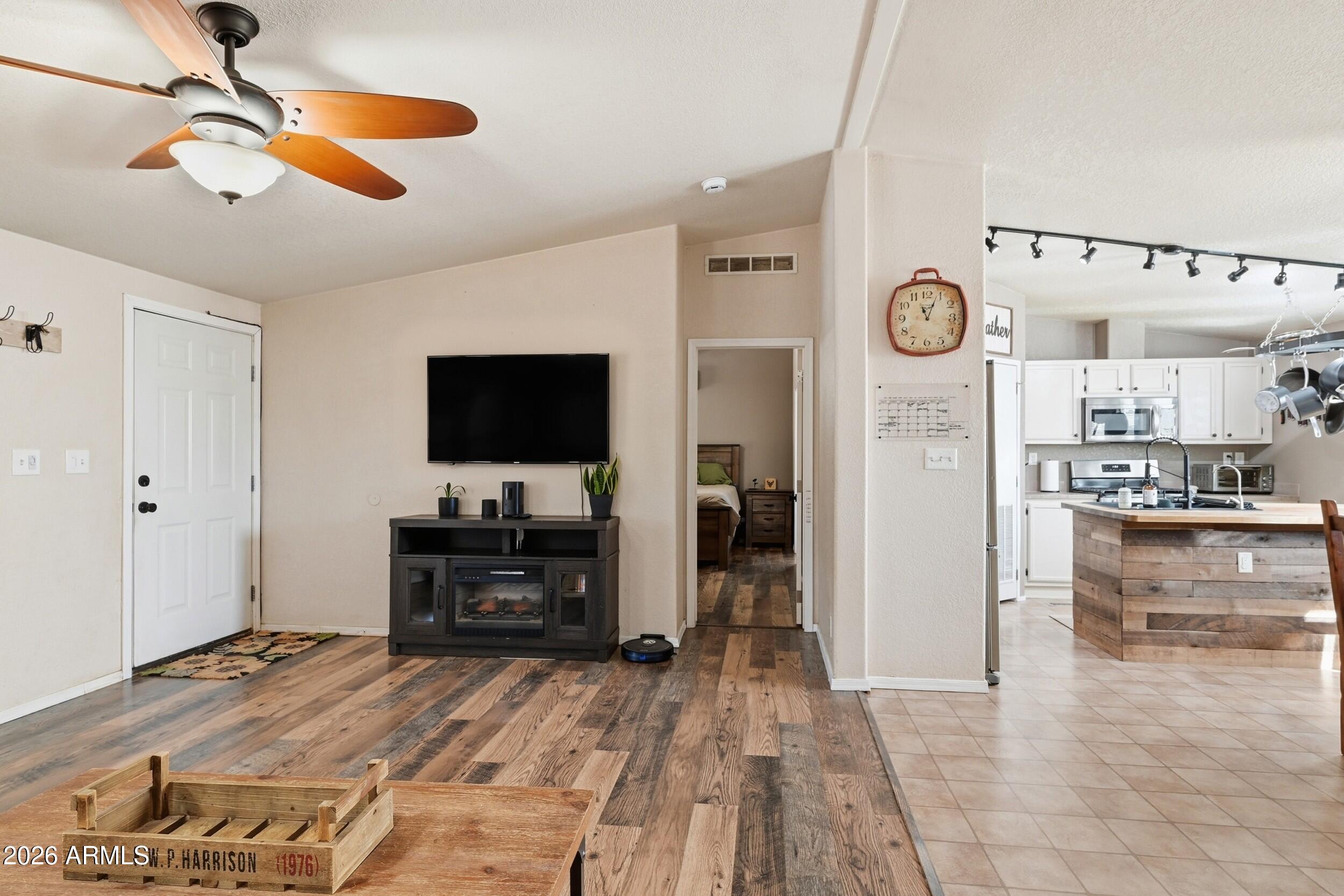 140 East Lariat Drive Payson, AZ 85541 - Photo 9 of 32 a view of a livingroom with furniture and a flat screen tv