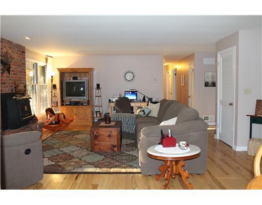 289 Alamae Lakes Road Washington, PA 15301 - Photo 8 of 18 Living Room.