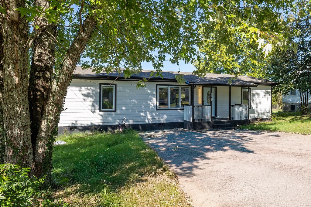 1124 Apple Street Lewisburg, TN 37091 - Photo 3 of 24 a front view of a house with a garden