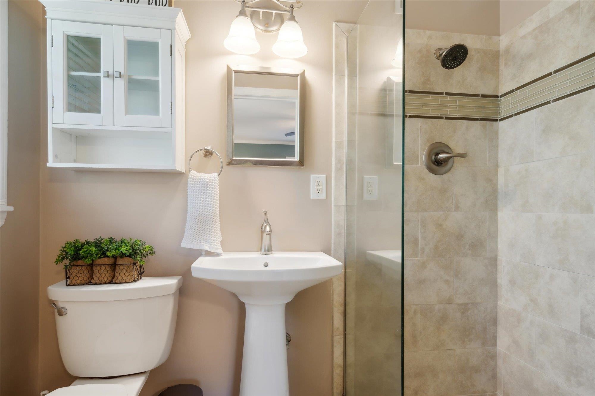 336 McElroy Road Memphis, TN 38120 - Photo 12 of 26 Bathroom with tiled shower and toilet