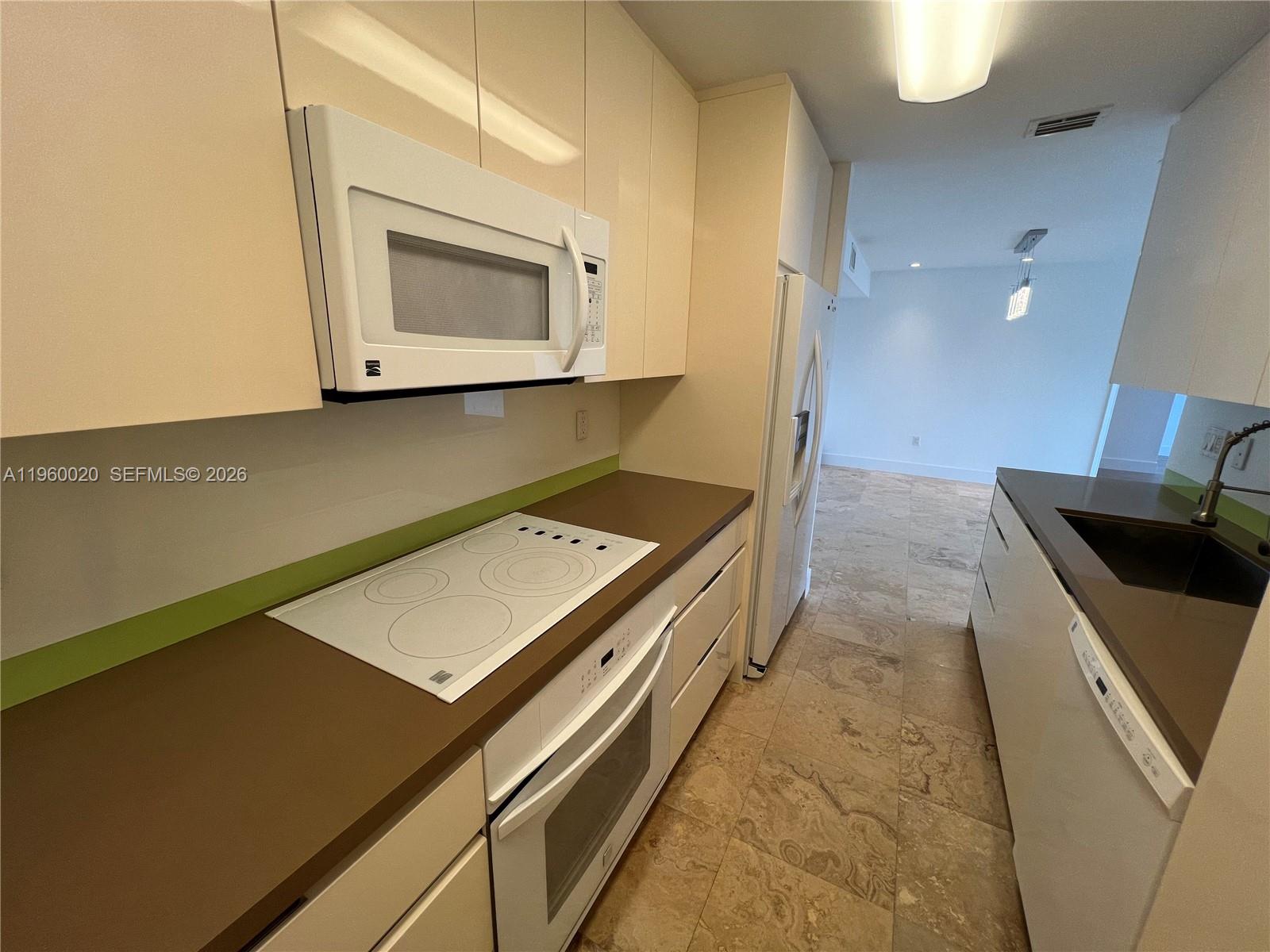 255 Galen Drive, Unit 4A Key Biscayne, FL 33149 - Photo 11 of 37 9 / 33Kitchen - Glass backsplash