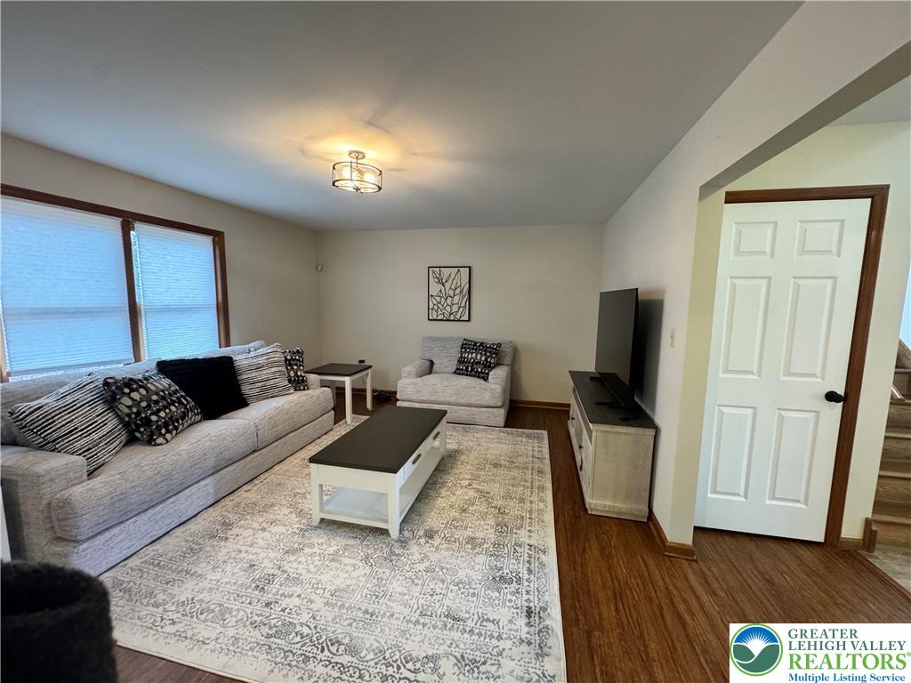 206 Rhapsody Road East Stroudsburg, PA 18301 - Photo 4 of 26 Living room/Family room