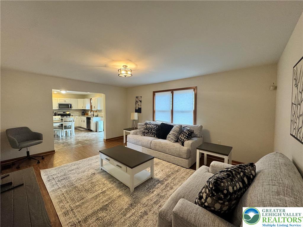 206 Rhapsody Road East Stroudsburg, PA 18301 - Photo 6 of 26 Living room/Family room