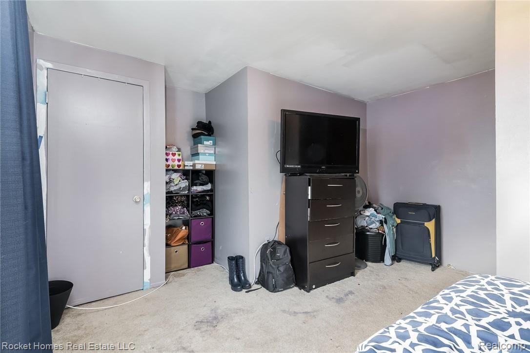 18531 Common Road Roseville, MI 48066 - Photo 13 of 27 012-photo-master-bedroom-6632705.jpg