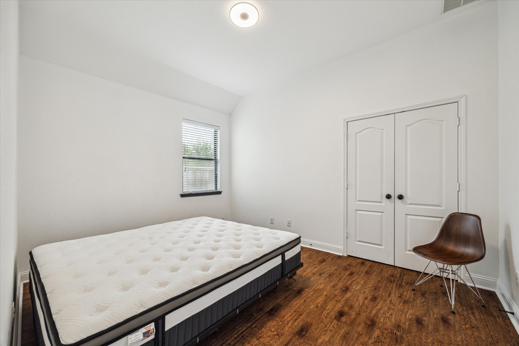 31 Butternut Grove Place Tomball, TX 77375 - Photo 16 of 25 a bedroom with a bed and a chair