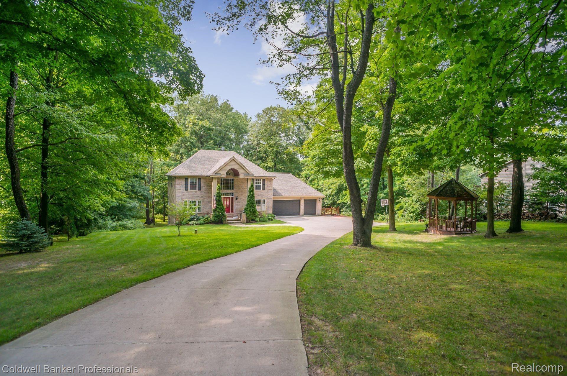 2480 Melvin Road Pinckney, MI 48169 - Photo 3 of 39 2.jpg