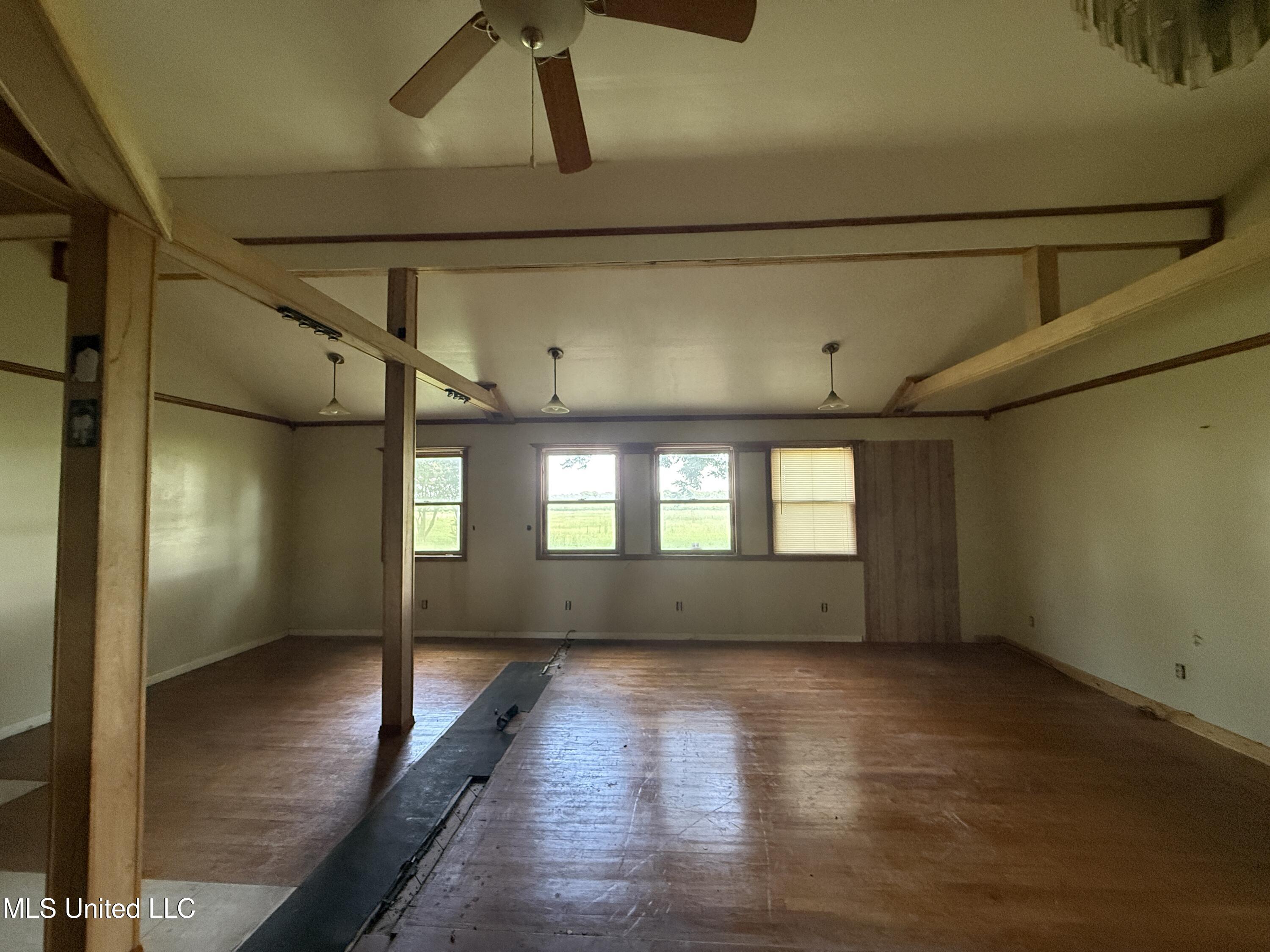 111 Muzzi Road Shaw, MS 38773 - Photo 5 of 16 Living Room (2)
