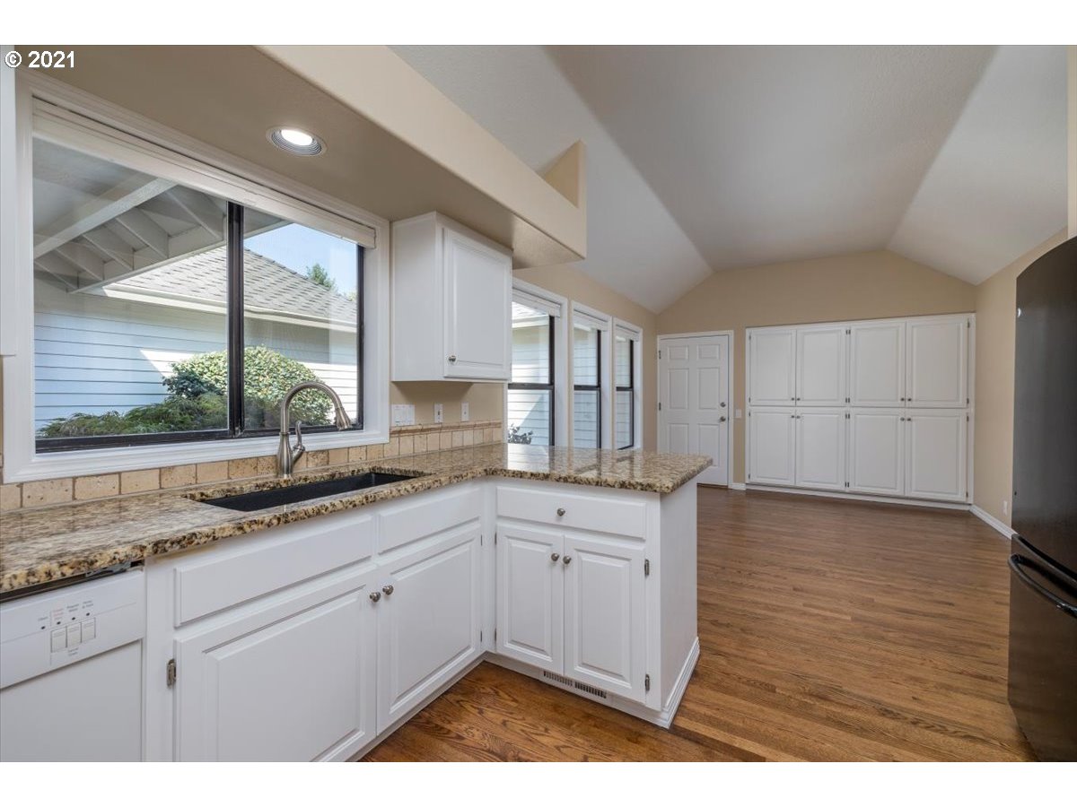 7390 Southwest Lakeside Loop Wilsonville, OR 97070 - Photo 17 of 32 Kitchen/Family Room