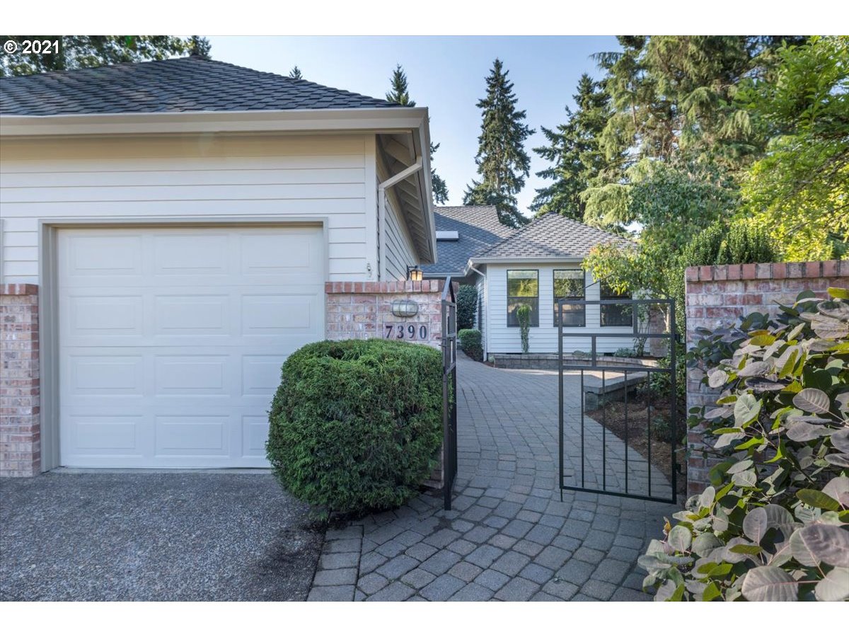7390 Southwest Lakeside Loop Wilsonville, OR 97070 - Photo 3 of 32 Courtyard