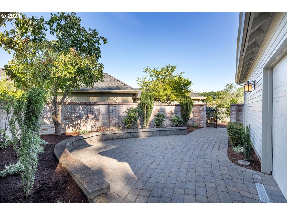 7390 Southwest Lakeside Loop Wilsonville, OR 97070 - Photo 5 of 32 Courtyard