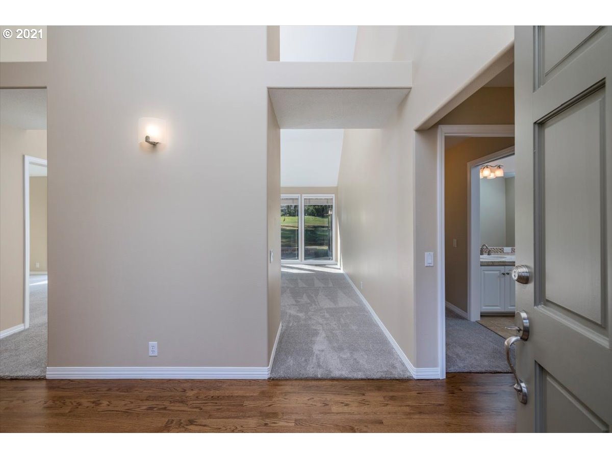 7390 Southwest Lakeside Loop Wilsonville, OR 97070 - Photo 8 of 32 Entrance/Foyer