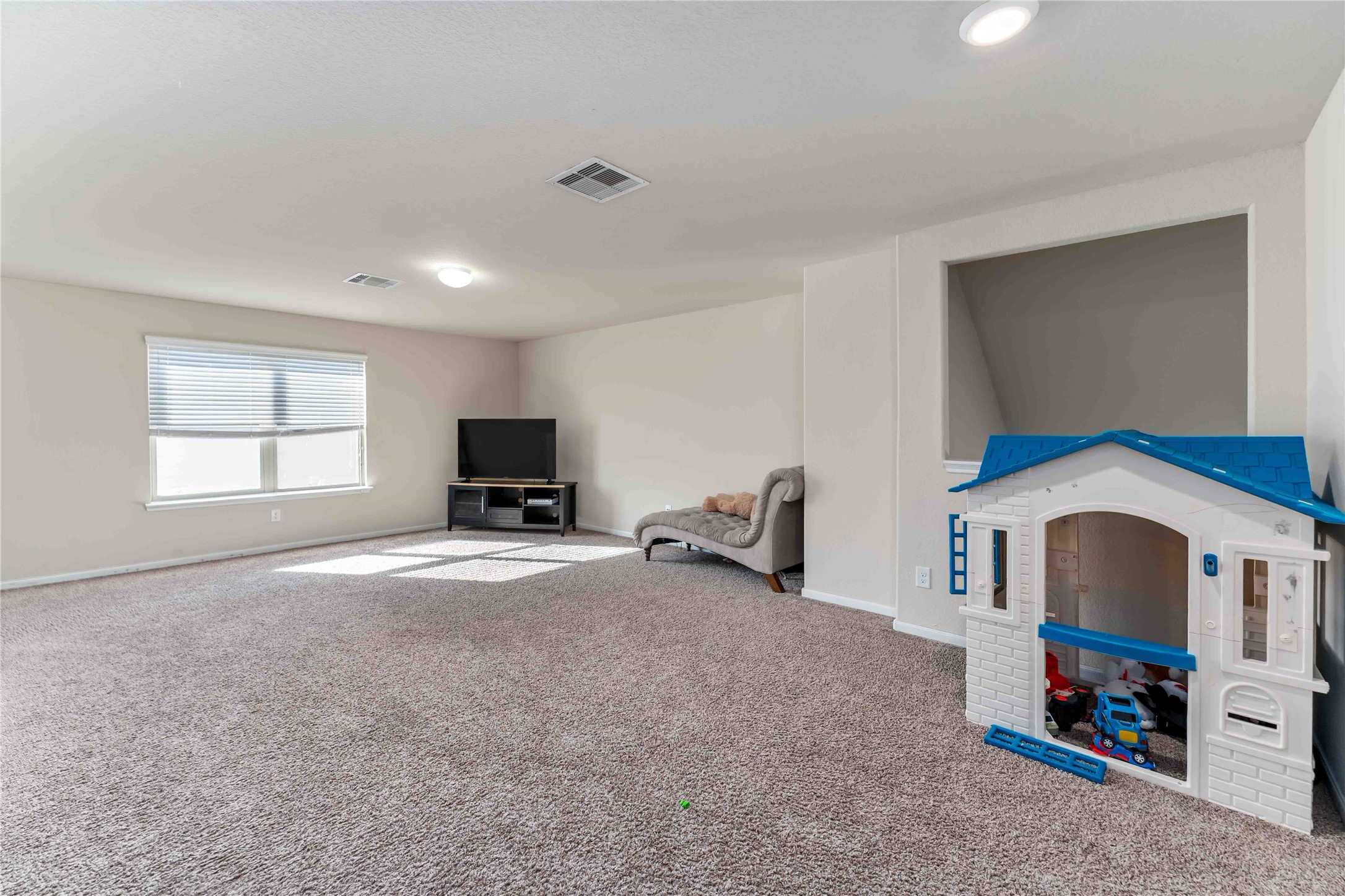 9902 Bezeled Cir Lane Rosharon, TX 77583 - Photo 15 of 26 a room with furniture and a flat screen tv