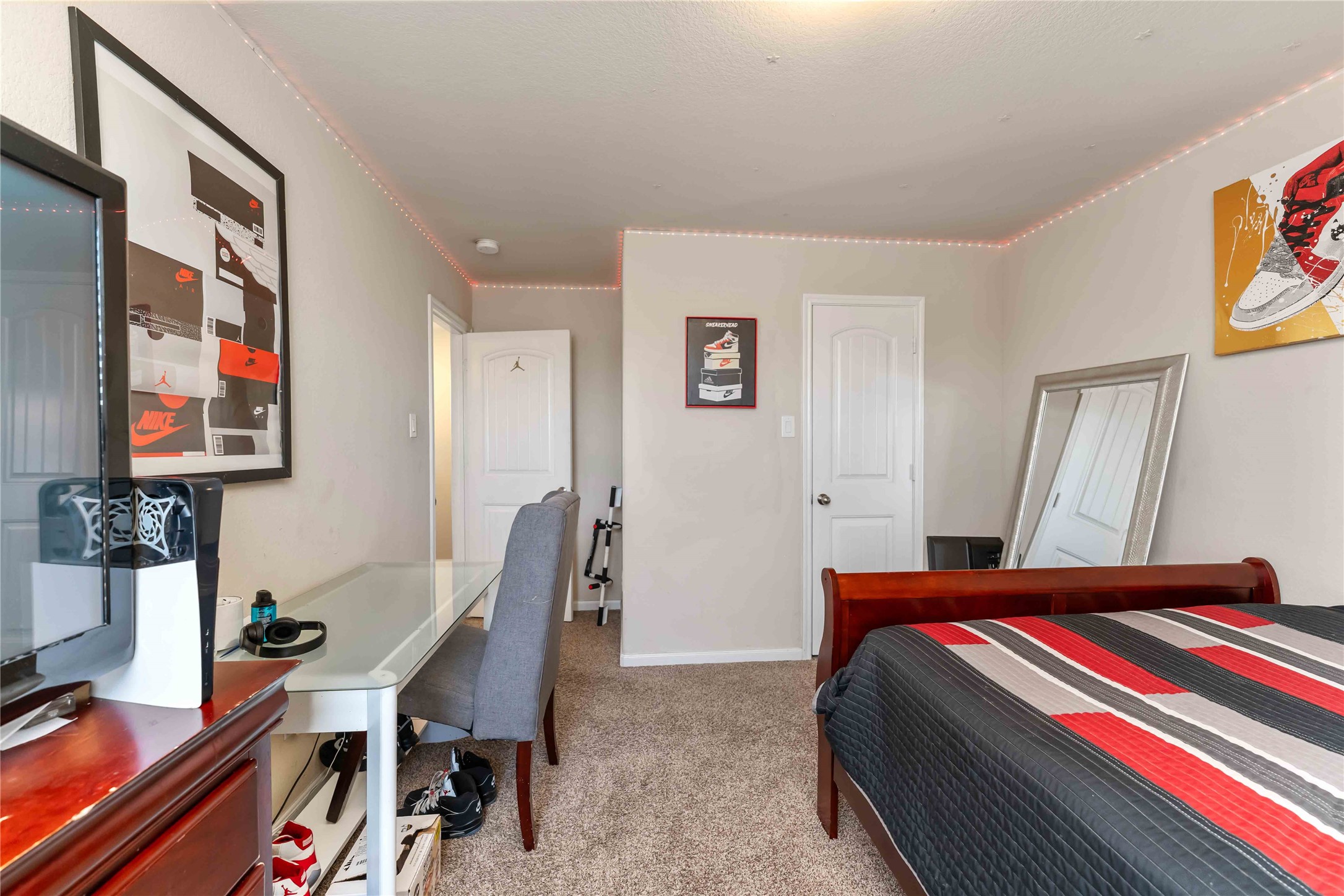 9902 Bezeled Cir Lane Rosharon, TX 77583 - Photo 15 of 29 a bedroom with furniture and a bed