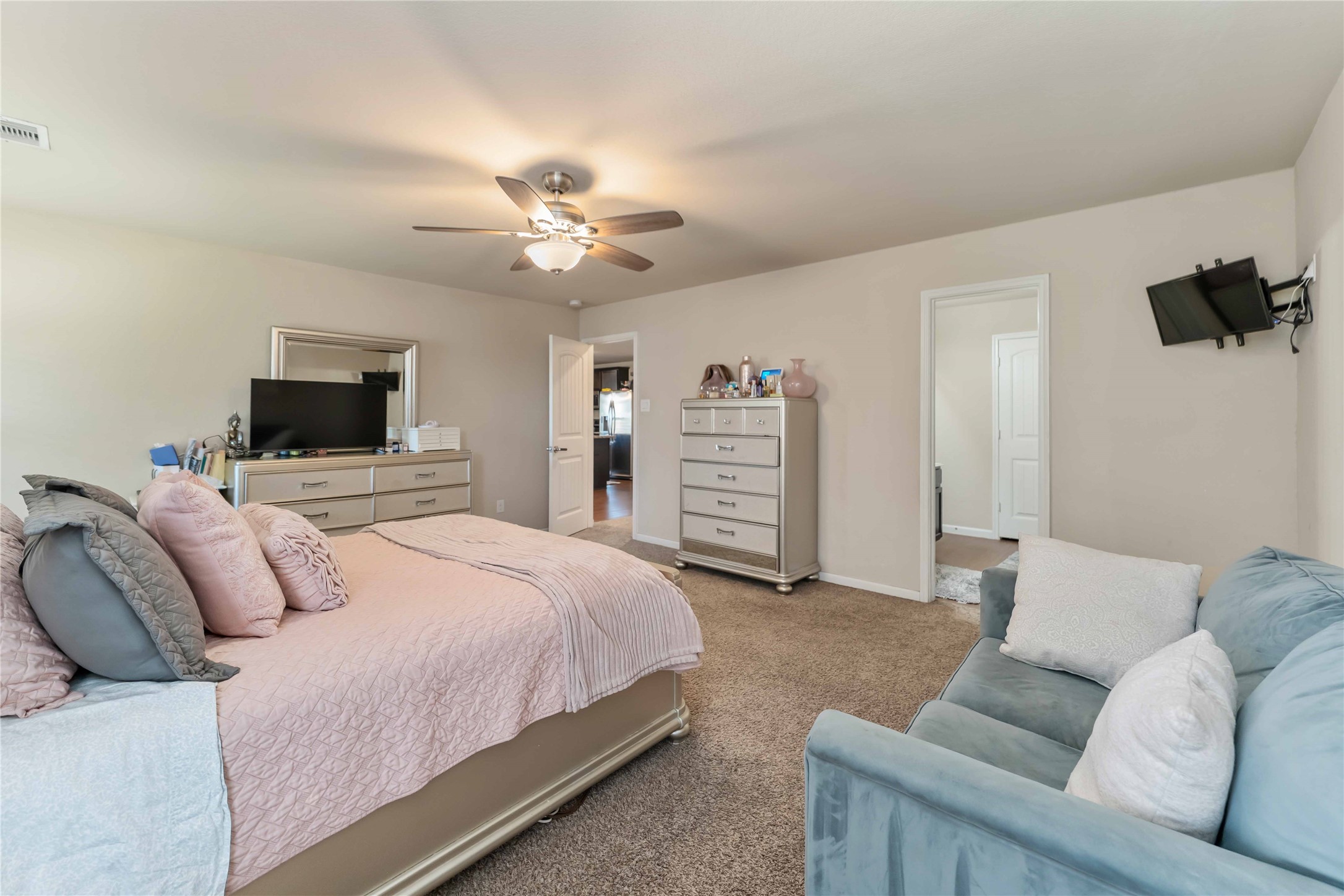 9902 Bezeled Cir Lane Rosharon, TX 77583 - Photo 18 of 26 a living room with furniture and a flat screen tv