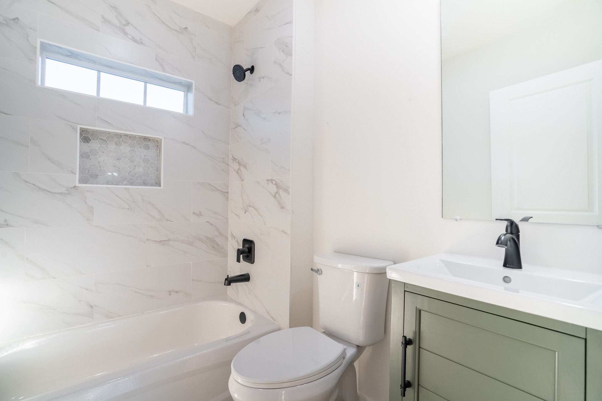 1310 East 34th Street Houston, TX 77022 - Photo 13 of 19 a bathroom with a sink toilet and bathtub