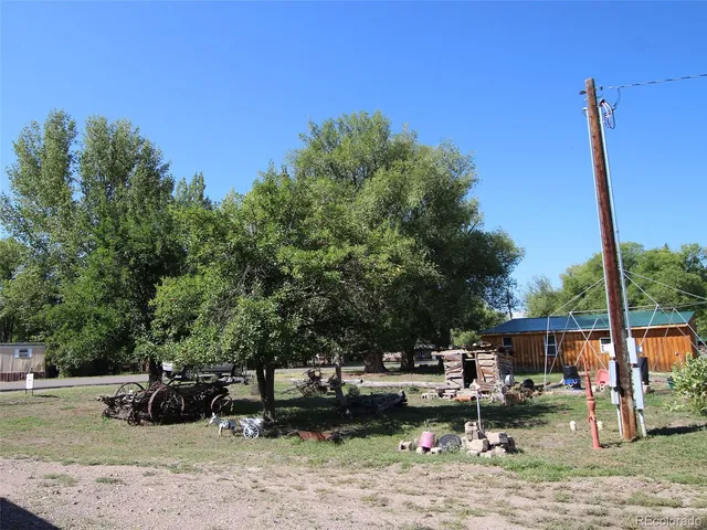 a view of a backyard