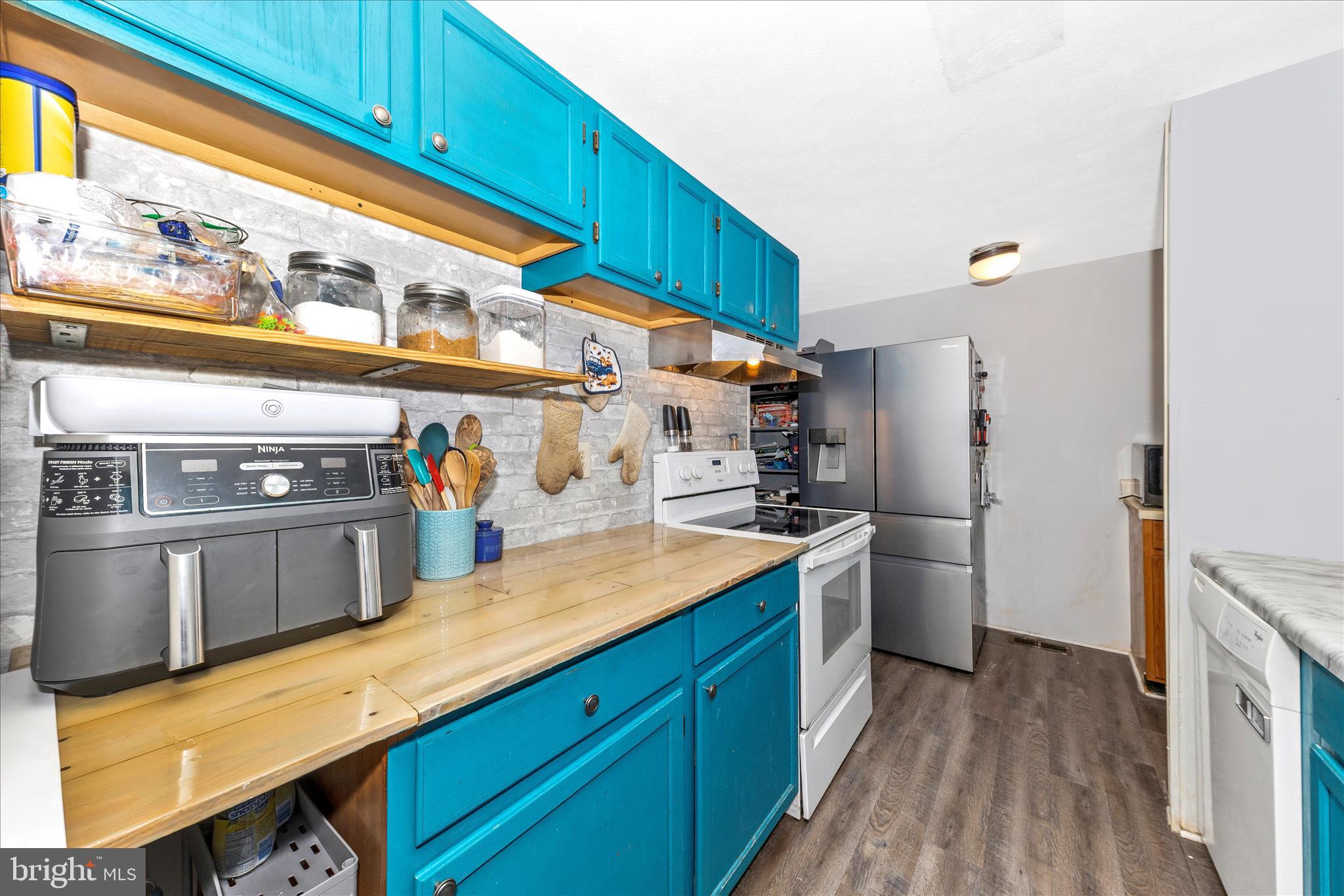 7129 Limestone Lane Middletown, MD 21769 - Photo 11 of 37 a kitchen with stainless steel appliances a stove a refrigerator and a sink