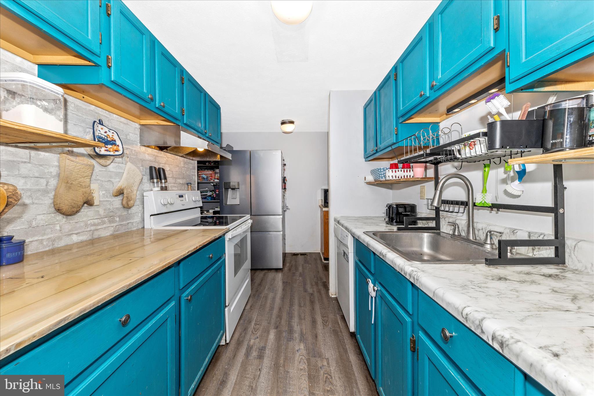 7129 Limestone Lane Middletown, MD 21769 - Photo 10 of 37 a kitchen with stainless steel appliances granite countertop a sink a stove and cabinets