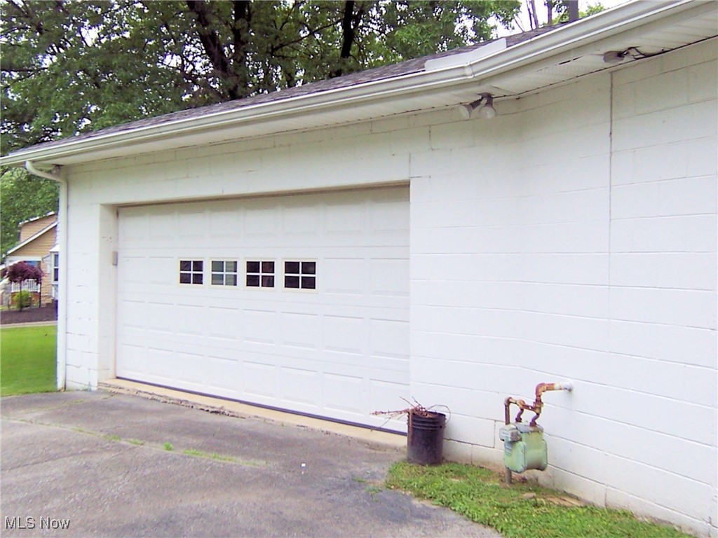 174 Mathews Road Youngstown, OH 44512 - Photo 9 of 31 Garage