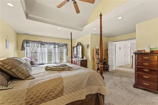 $649,900 | 10400 Northwest River Hills Drive, Parkville, MO 64152