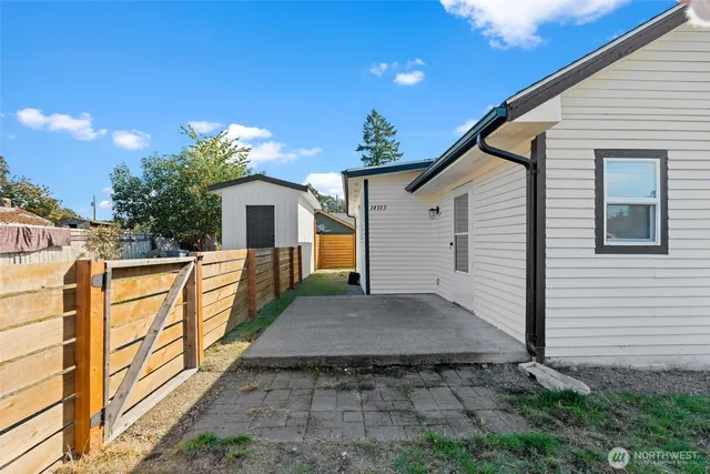 a view of a house with backyard