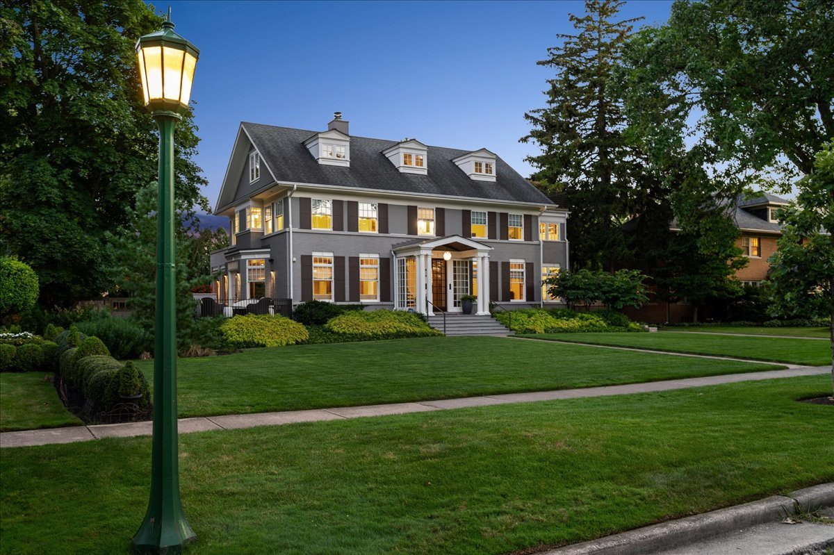 819 Chestnut Avenue Wilmette, IL 60091 - Photo 3 of 100 a front view of a house with a garden