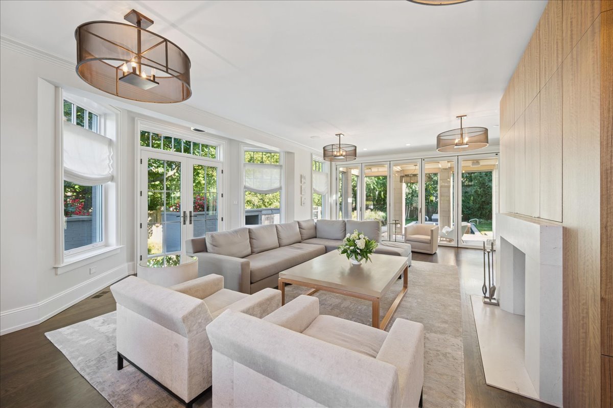 819 Chestnut Avenue Wilmette, IL 60091 - Photo 8 of 100 a living room with furniture and large windows