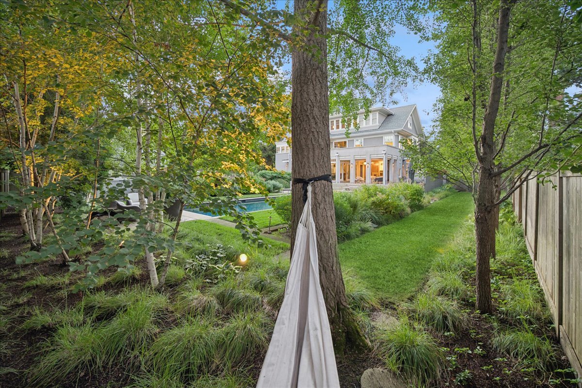 819 Chestnut Avenue Wilmette, IL 60091 - Photo 89 of 100 a view of a yard in front of house