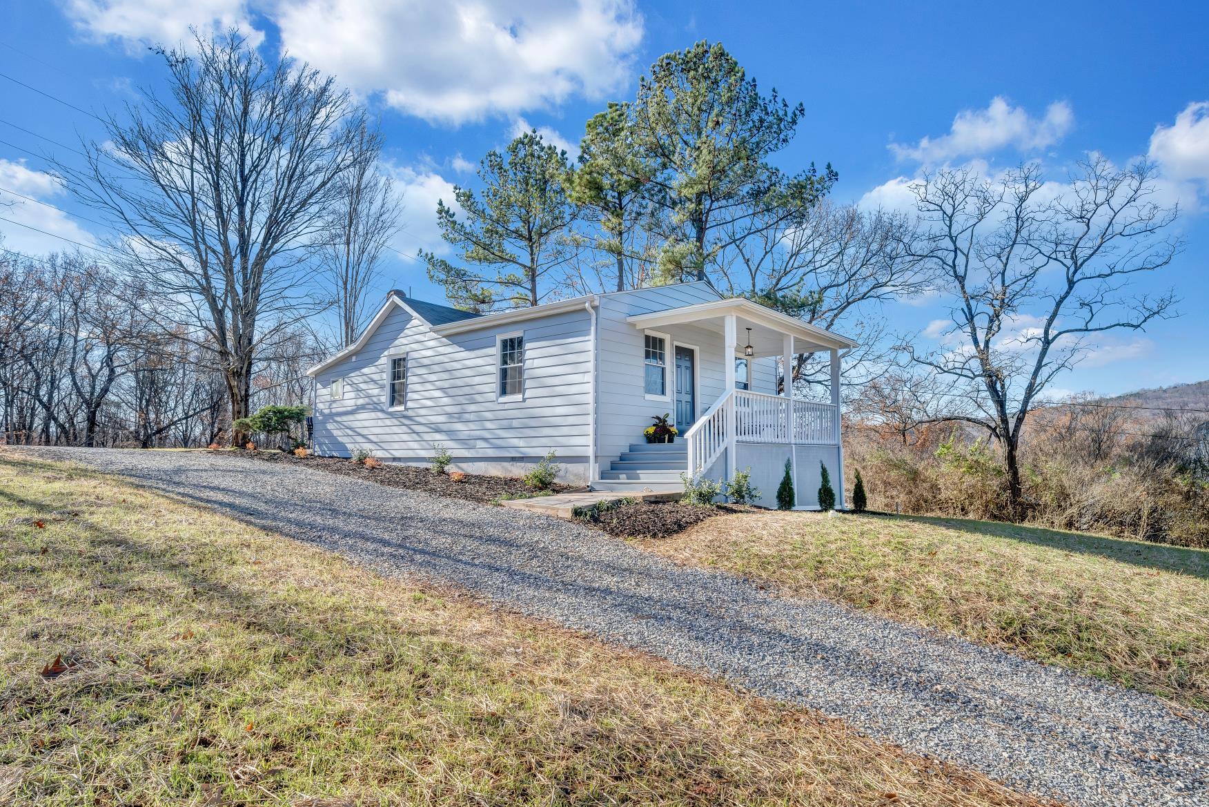 1915 Redwood Road Southeast Roanoke, VA 24014 - Photo 2 of 40 redwoodback3