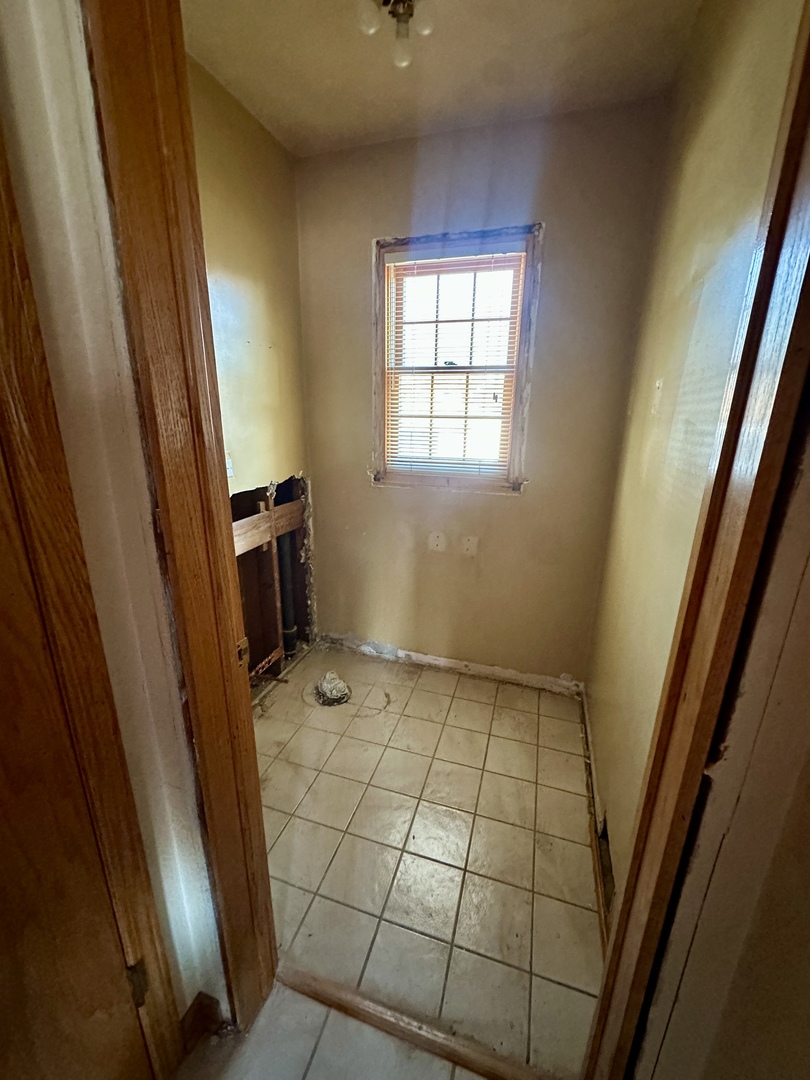 215 North Main Street Mount Prospect, IL 60056 - Photo 12 of 17 a view of an empty room and a window