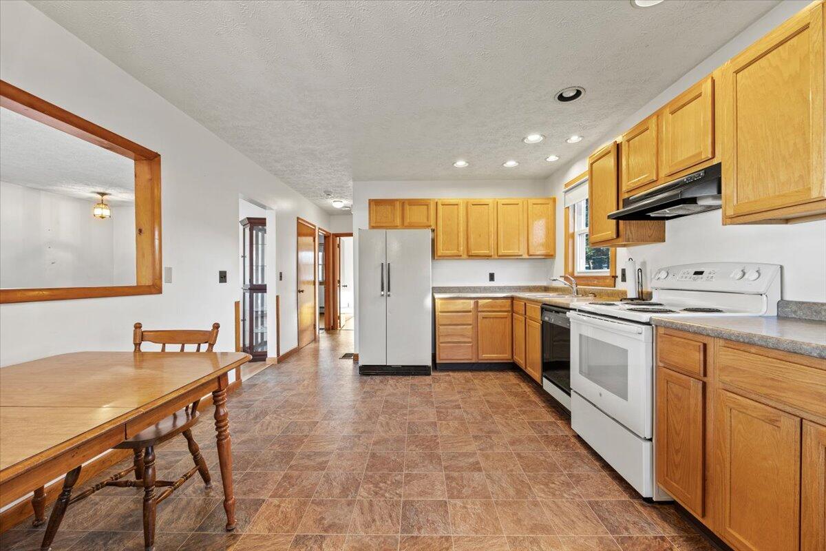 4 Debbie Avenue Biddeford, ME 04005 - Photo 7 of 32 Kitchen