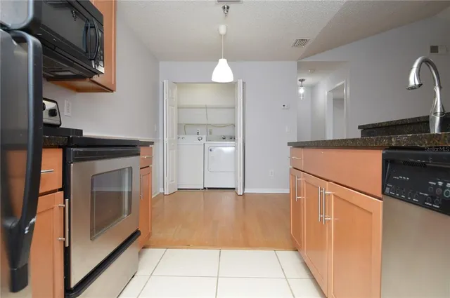 a view of empty room with ceiling fan