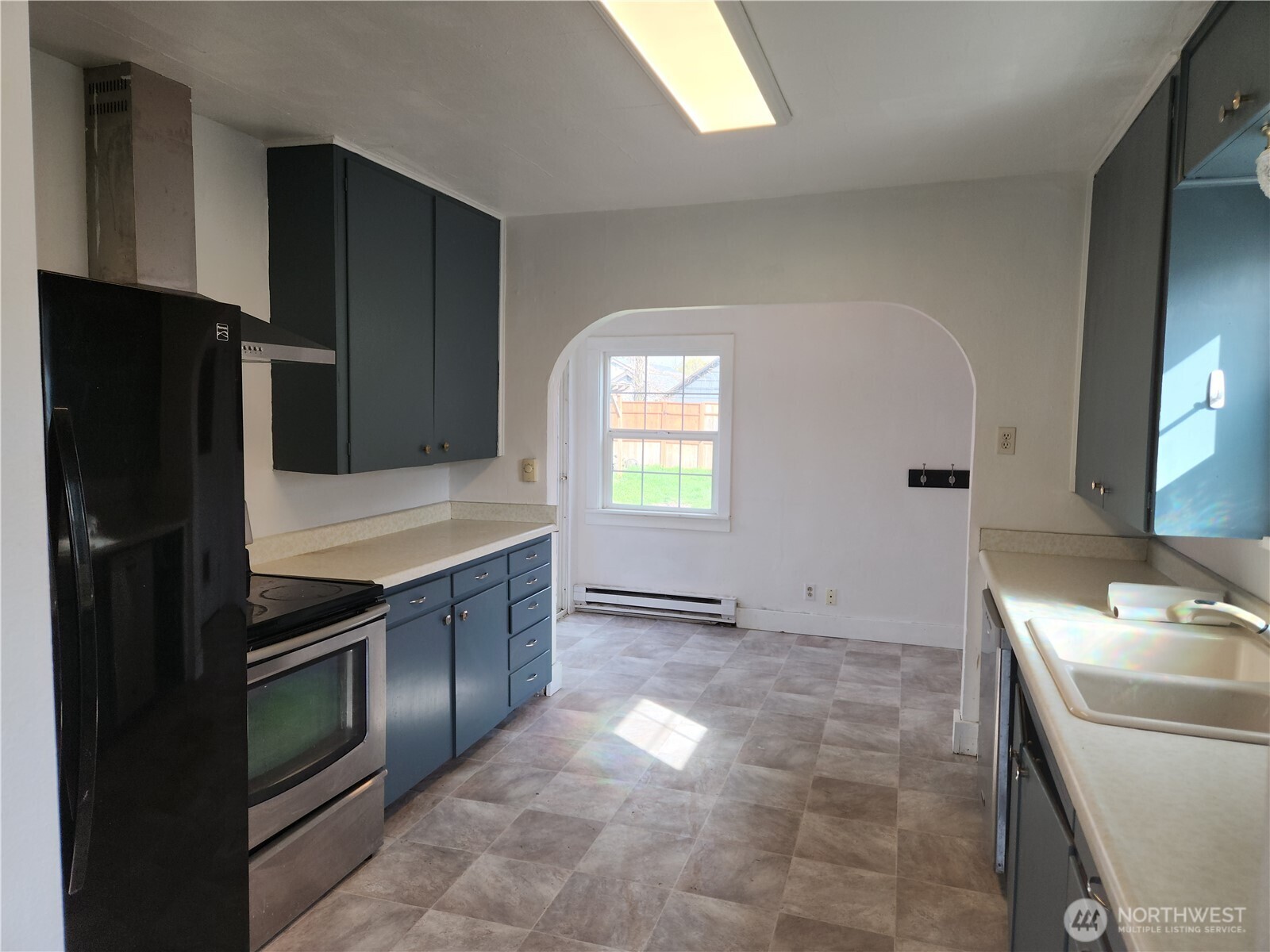 2902 Dover Street Longview, WA 98632 - Photo 14 of 23 a kitchen with granite countertop a refrigerator stove and sink