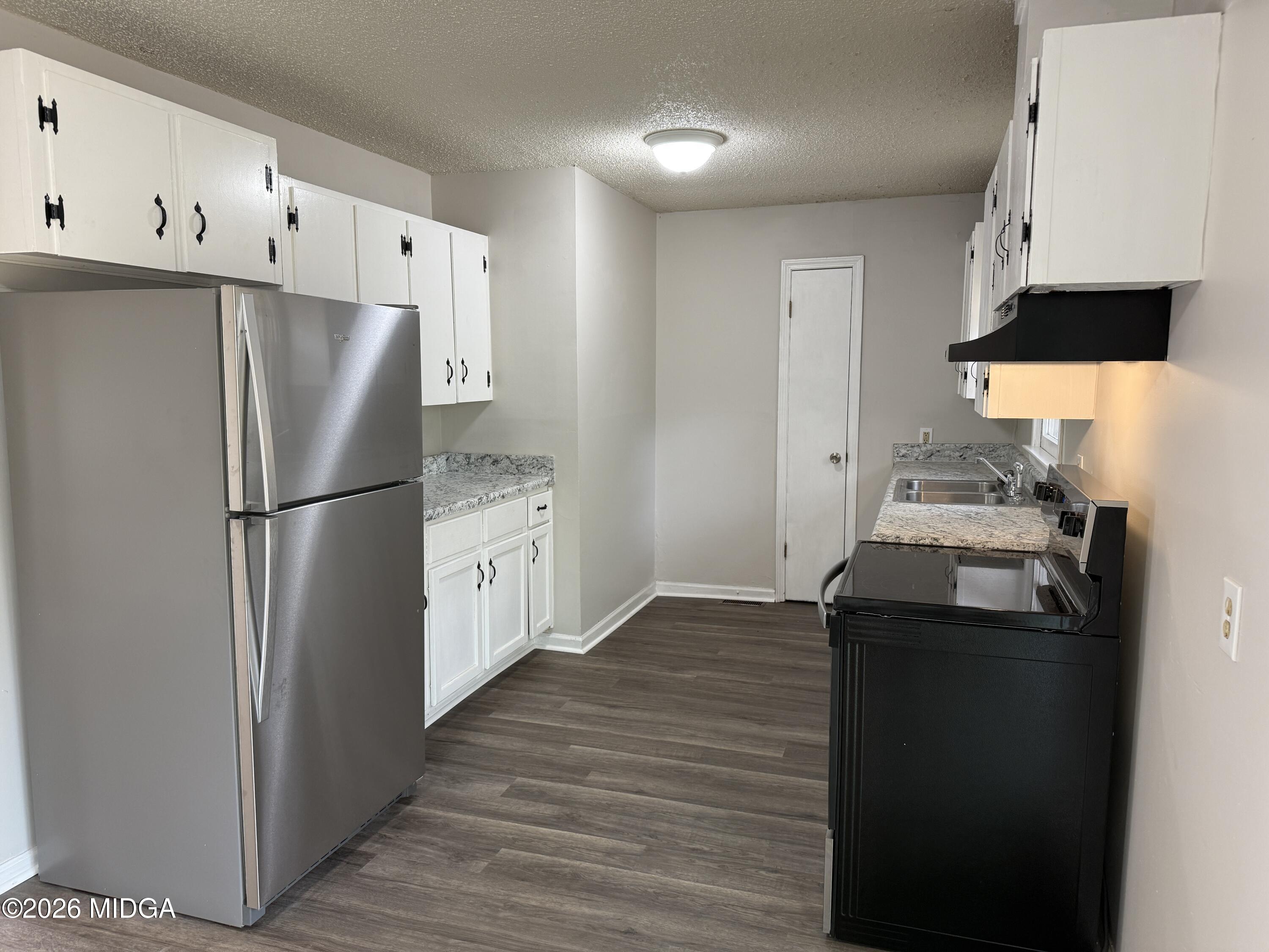 107 Miller Court Centerville, GA 31028 - Photo 7 of 16 a kitchen with stainless steel appliances a refrigerator and a stove