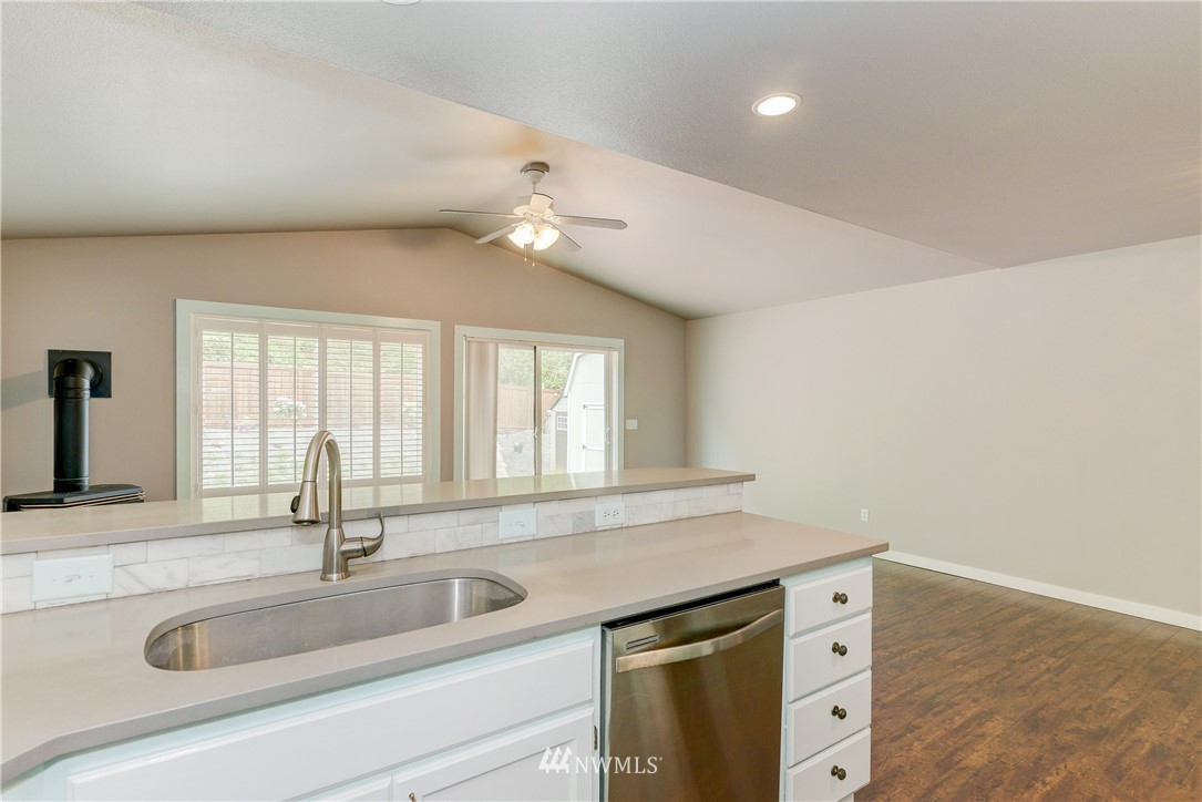 18618 Albany Street Southwest Rochester, WA 98579 - Photo 10 of 36