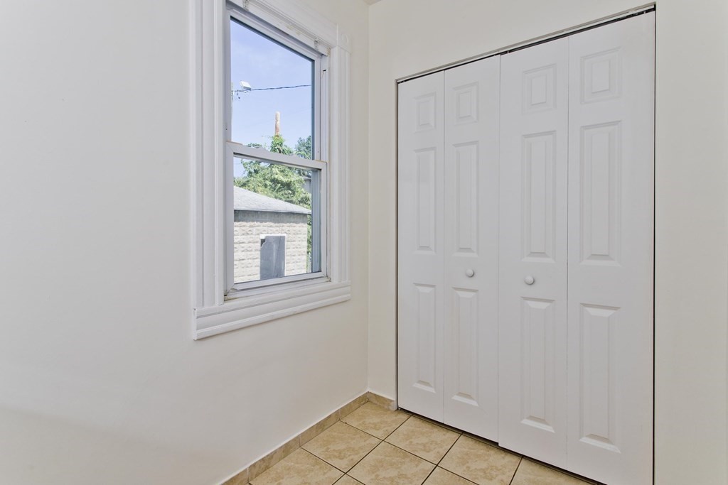 18 Greenacre Square Springfield, MA 01105 - Photo 12 of 35