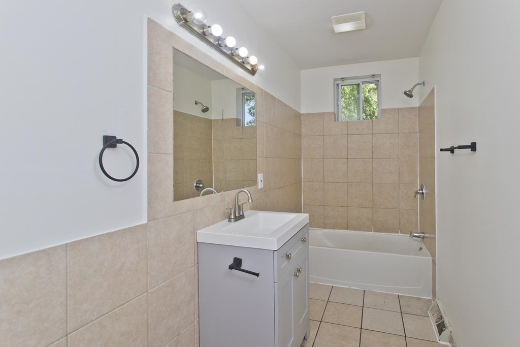 18 Greenacre Square Springfield, MA 01105 - Photo 26 of 35