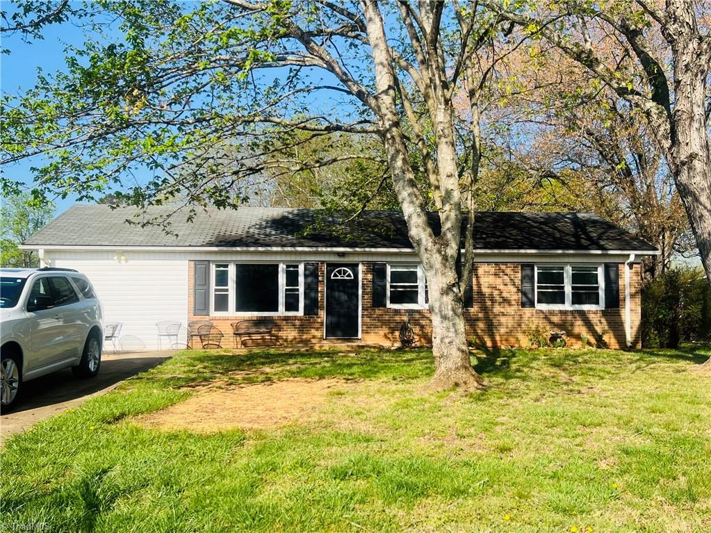 236 Badgett Avenue Mount Airy, NC 27030 - Photo 4 of 19