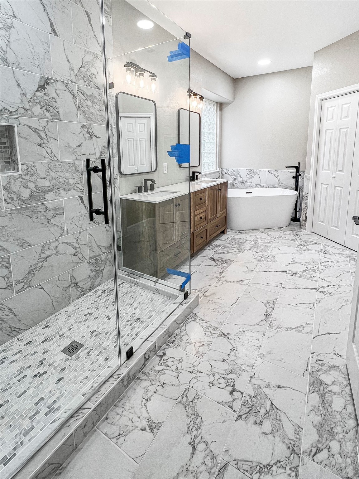 519 Savannah Springs Way Spring, TX 77373 - Photo 6 of 22 a living room with a couch