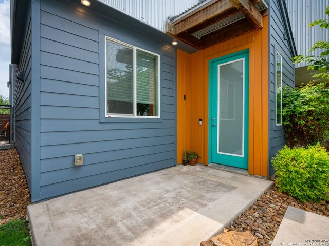 a view of entryway door of the house