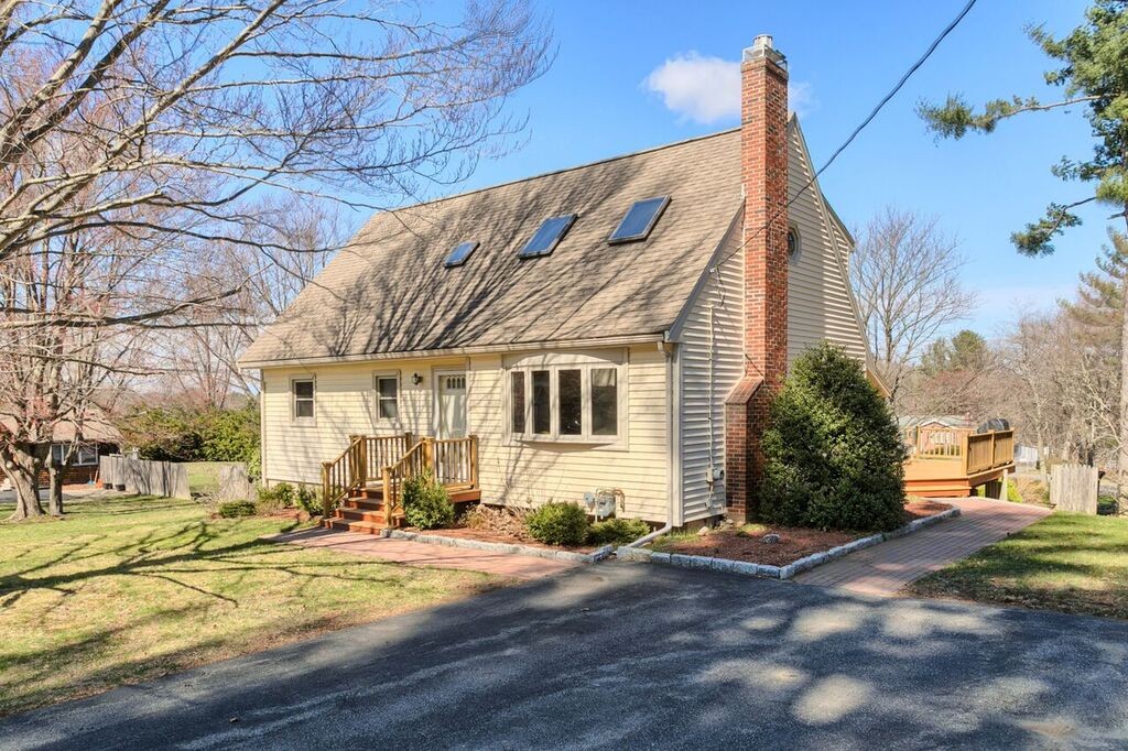 8 Briscoe Road Groveland, MA 01834 - Photo 1 of 28 Gallery Image 1